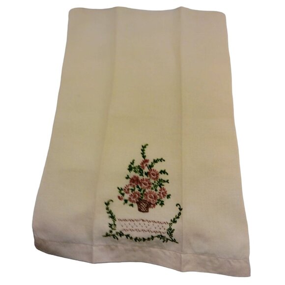 Vintage 1940s Hand Embroidered Linen Tea With Floral Basket Design - Picture 4 of 5